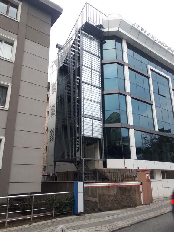 Dış cephe yangın merdiveni uygulaması