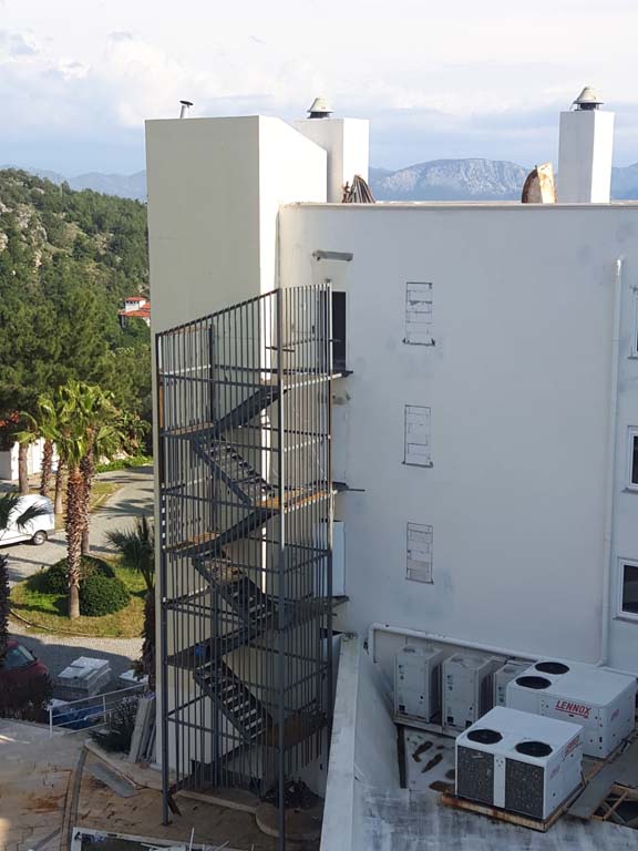 Otel yapısında yangın merdiveni uygulaması