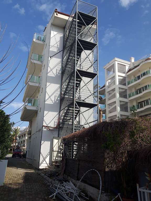 Çok katlı bina yangın merdiveni uygulaması