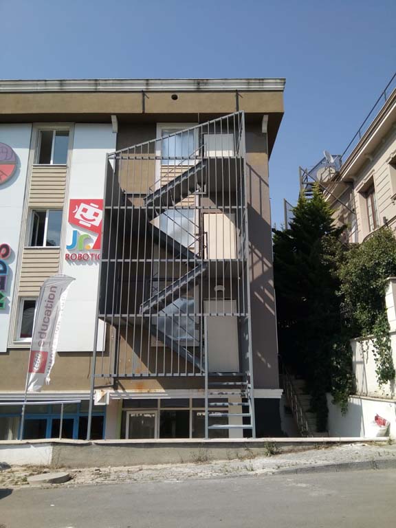 Z tipi yangın merdiveni uygulaması