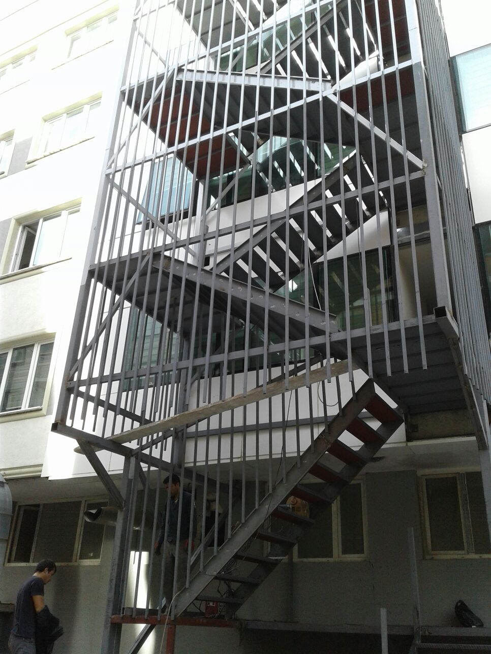 Konut yapısında yangın merdiveni